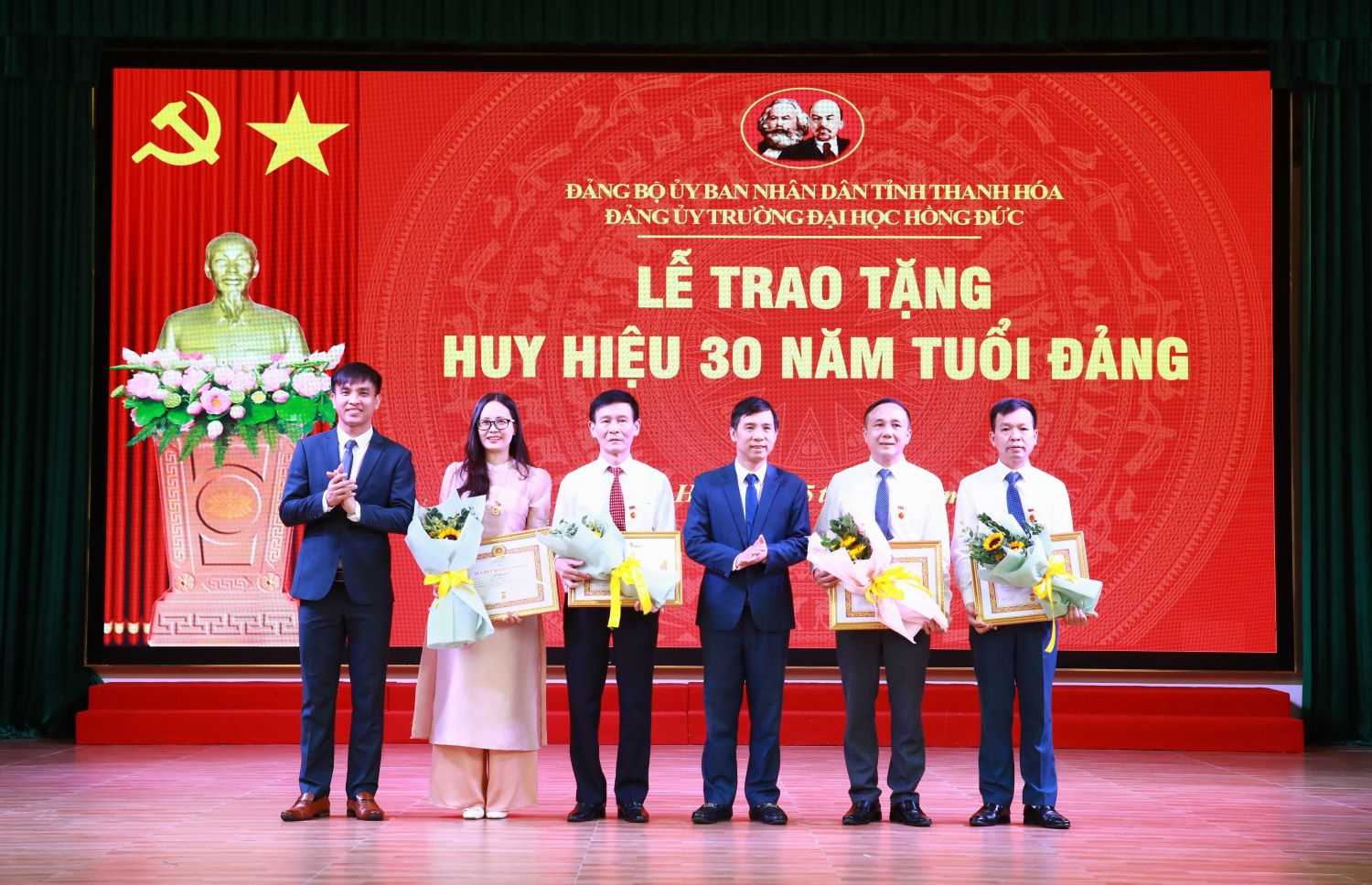 Lễ trao tặng Huy hiệu 30 năm tuổi Đảng cho các đảng viên Trường Đại học Hồng Đức